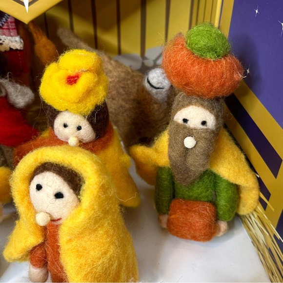 Nativity Set Handcrafted Wool 15 pieces - Picture 9 of 10